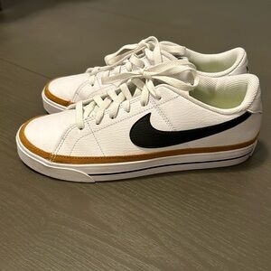 Nike - Women's Court Legacy Leather Sneaker - Size 9 - Like New Condition